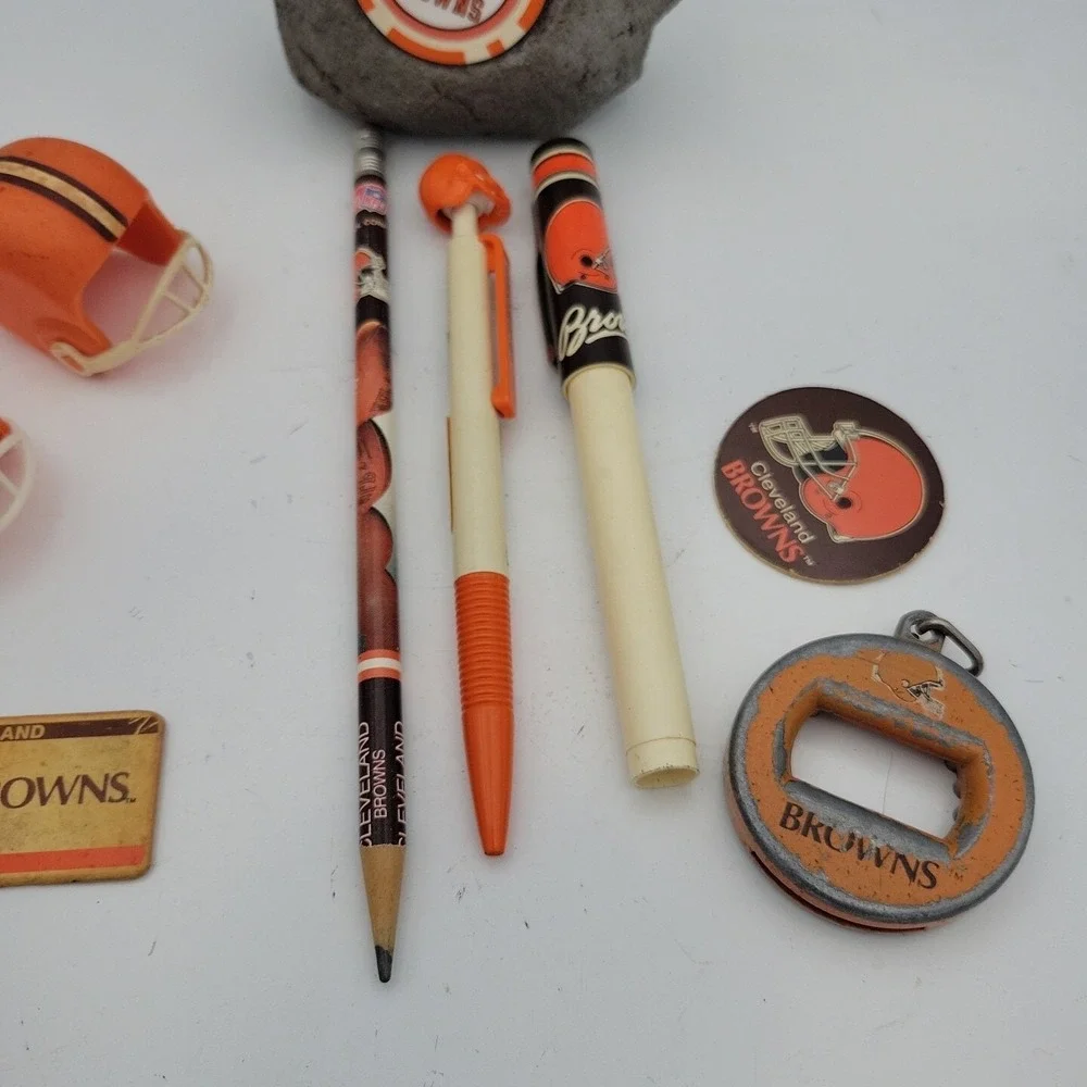 Cleveland Browns Poker Chip, Browns Mini Helmet, And More‎